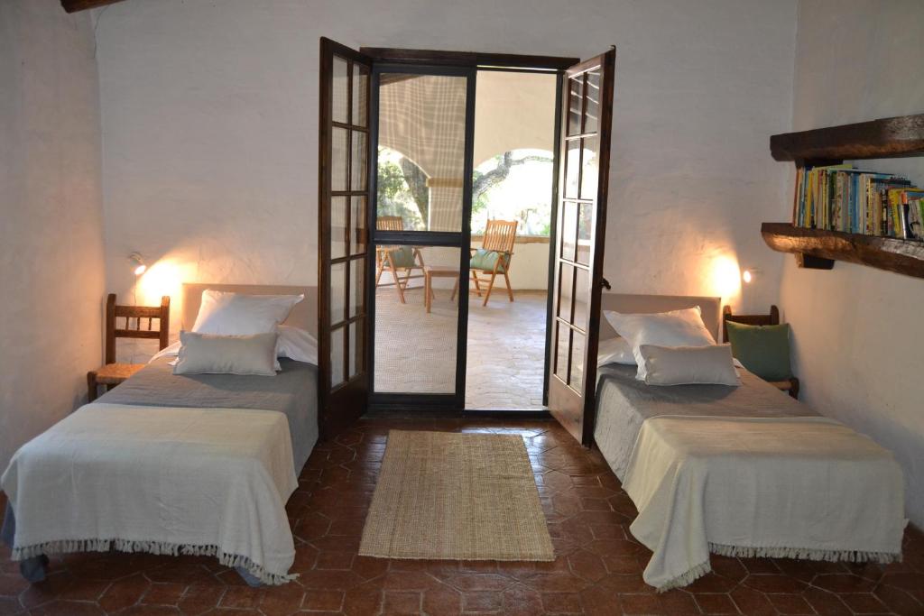 Postel nebo postele na pokoji v ubytování Masia Sitges Mas Peirot Geniune Farmhouse 20 min walk from beaches 60 Heactares of Wine Fields Garden AC Until 18 people