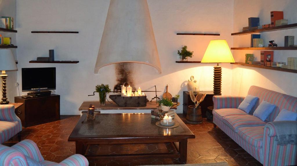 Posezení v ubytování Masia Sitges Mas Peirot Geniune Farmhouse 20 min walk from beaches 60 Heactares of Wine Fields Garden AC Until 18 people