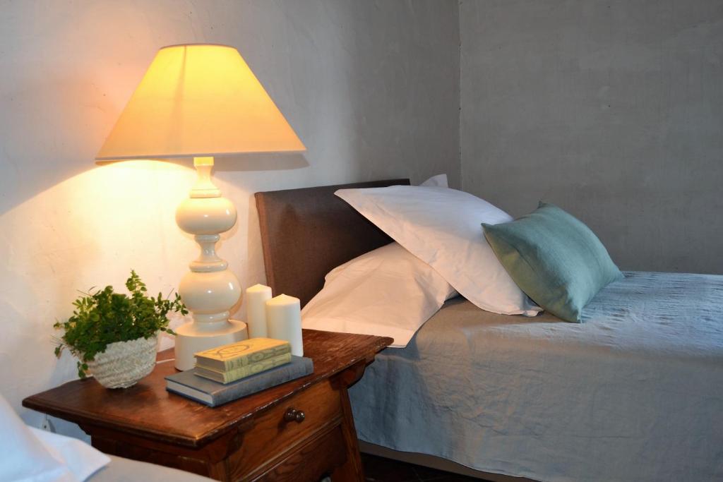 Postel nebo postele na pokoji v ubytování Masia Sitges Mas Peirot Geniune Farmhouse 20 min walk from beaches 60 Heactares of Wine Fields Garden AC Until 18 people