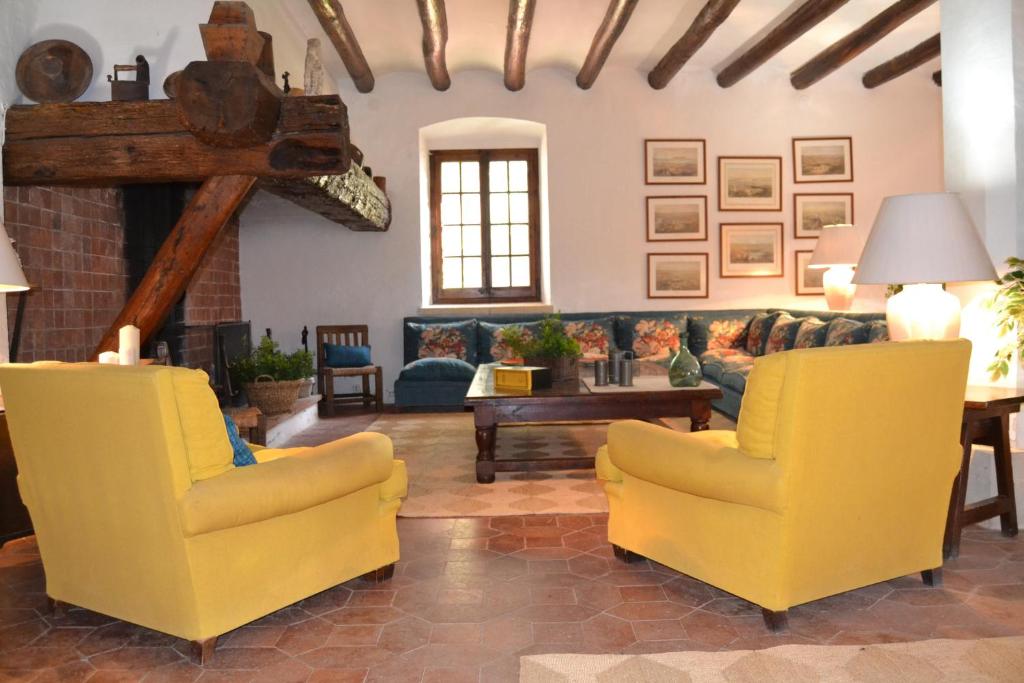 Posezení v ubytování Masia Sitges Mas Peirot Geniune Farmhouse 20 min walk from beaches 60 Heactares of Wine Fields Garden AC Until 18 people