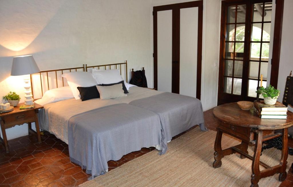 Postel nebo postele na pokoji v ubytování Masia Sitges Mas Peirot Geniune Farmhouse 20 min walk from beaches 60 Heactares of Wine Fields Garden AC Until 18 people