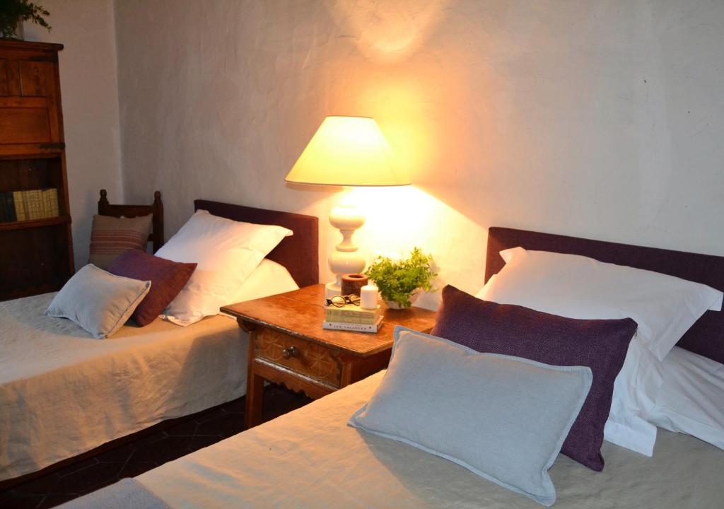 Postel nebo postele na pokoji v ubytování Masia Sitges Mas Peirot Geniune Farmhouse 20 min walk from beaches 60 Heactares of Wine Fields Garden AC Until 18 people