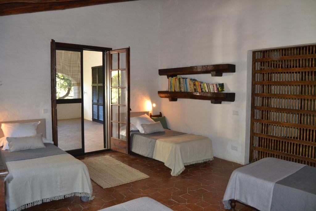 Postel nebo postele na pokoji v ubytování Masia Sitges Mas Peirot Geniune Farmhouse 20 min walk from beaches 60 Heactares of Wine Fields Garden AC Until 18 people