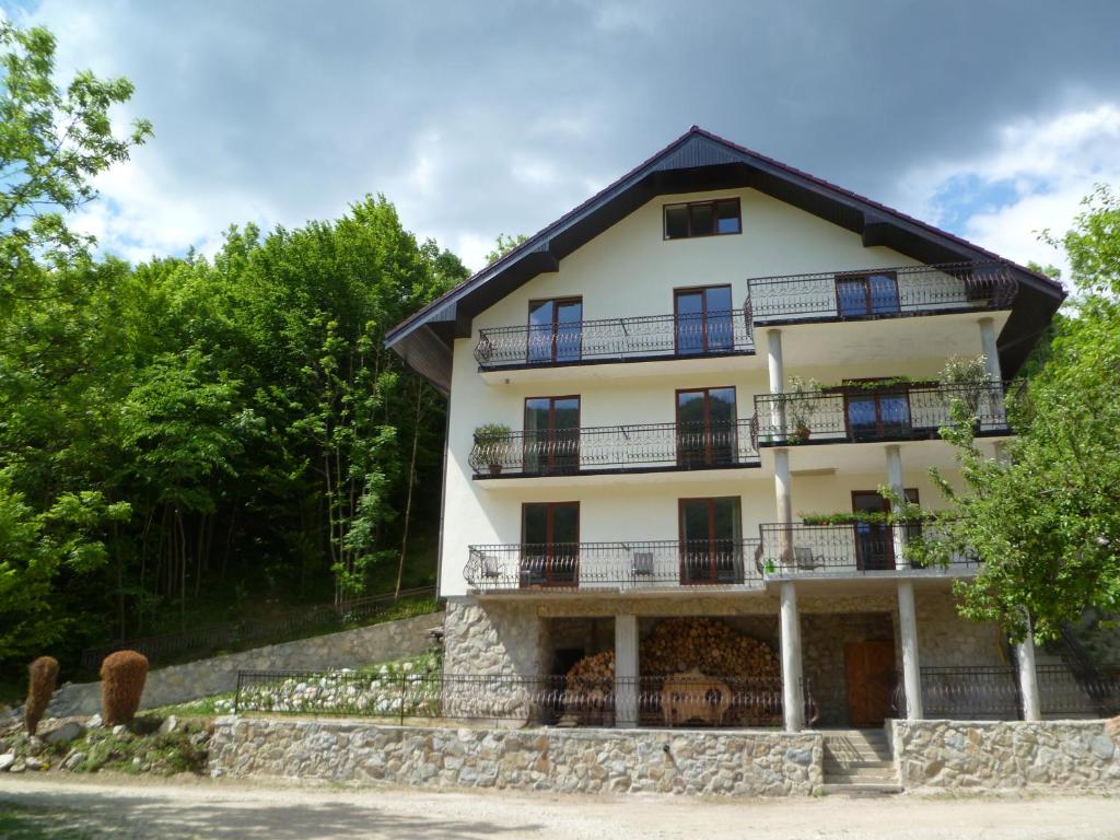 apartamentowiec z balkonami i drzewami w obiekcie Horský penzión Šuštiak w Tierchowej