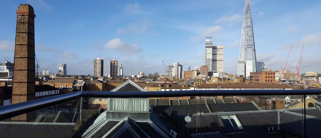 ロンドンにあるThe Maltings Tower Bridge Apartmentのバルコニーから市街の景色を望めます。