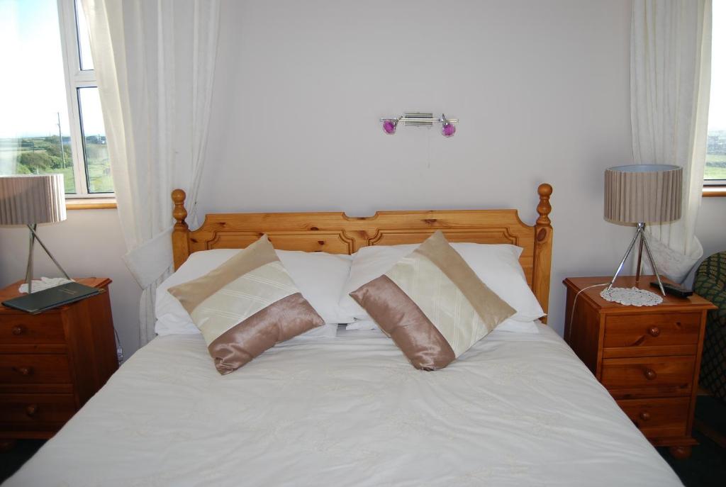 Postel nebo postele na pokoji v ubytování Clonmore Lodge B&B