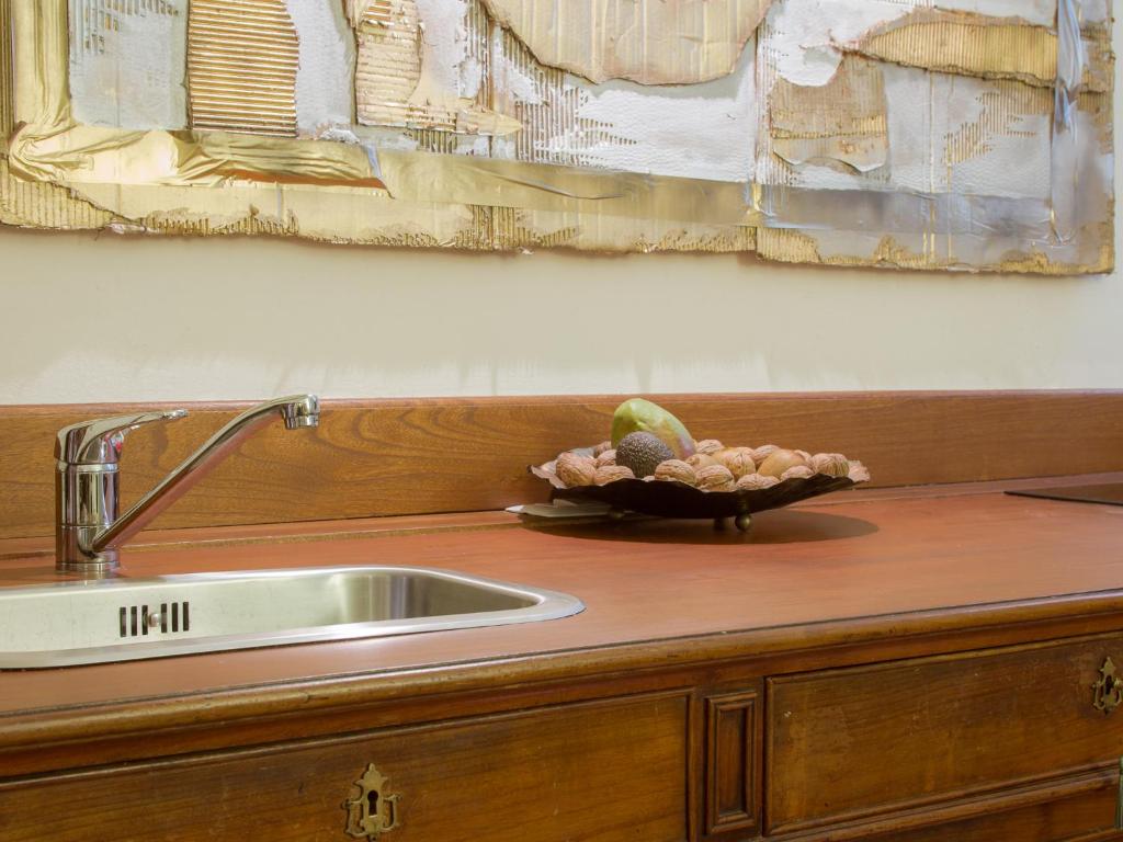 a bowl of fruit on a counter next to a sink at Console House in Florence