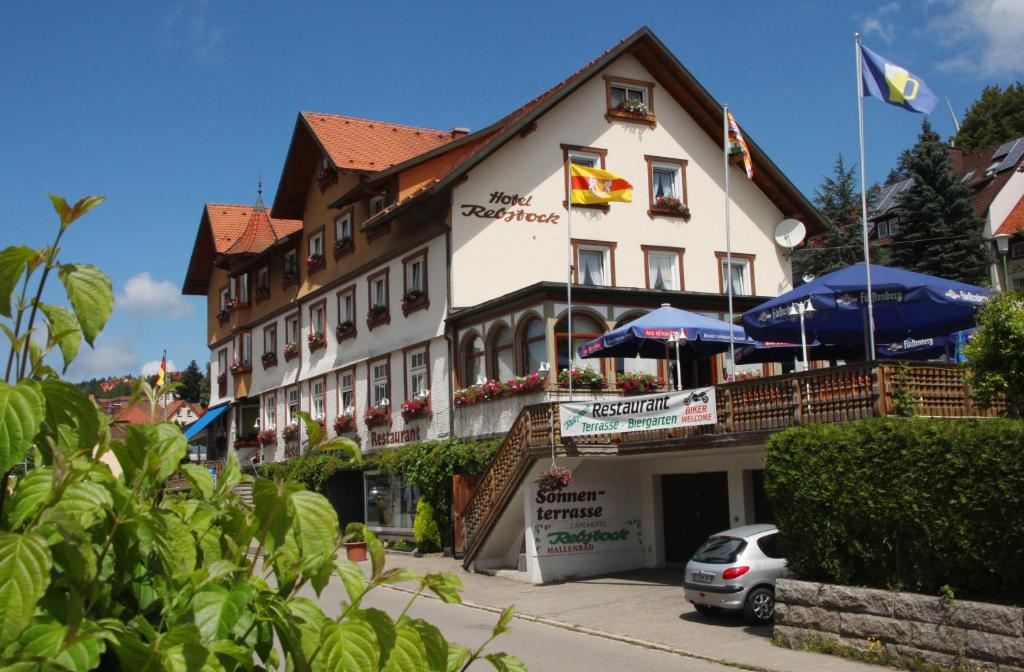 hotel z samochodem zaparkowanym przed nim w obiekcie Ferienwohnungen Rebstock w mieście Schonach im Schwarzwald