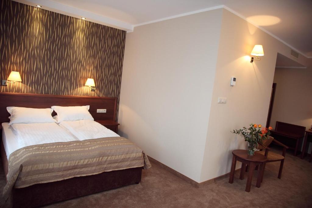 Postel nebo postele na pokoji v ubytování Hotel Pod Kluką