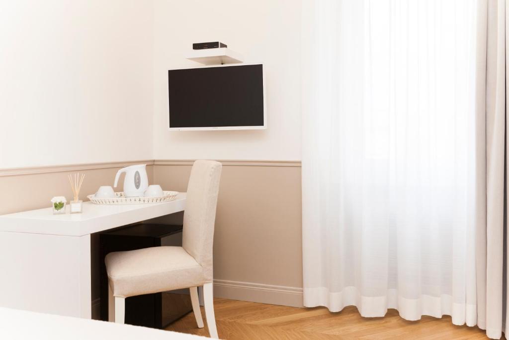 Telewizja i/lub zestaw kina domowego w obiekcie Margherita Suites