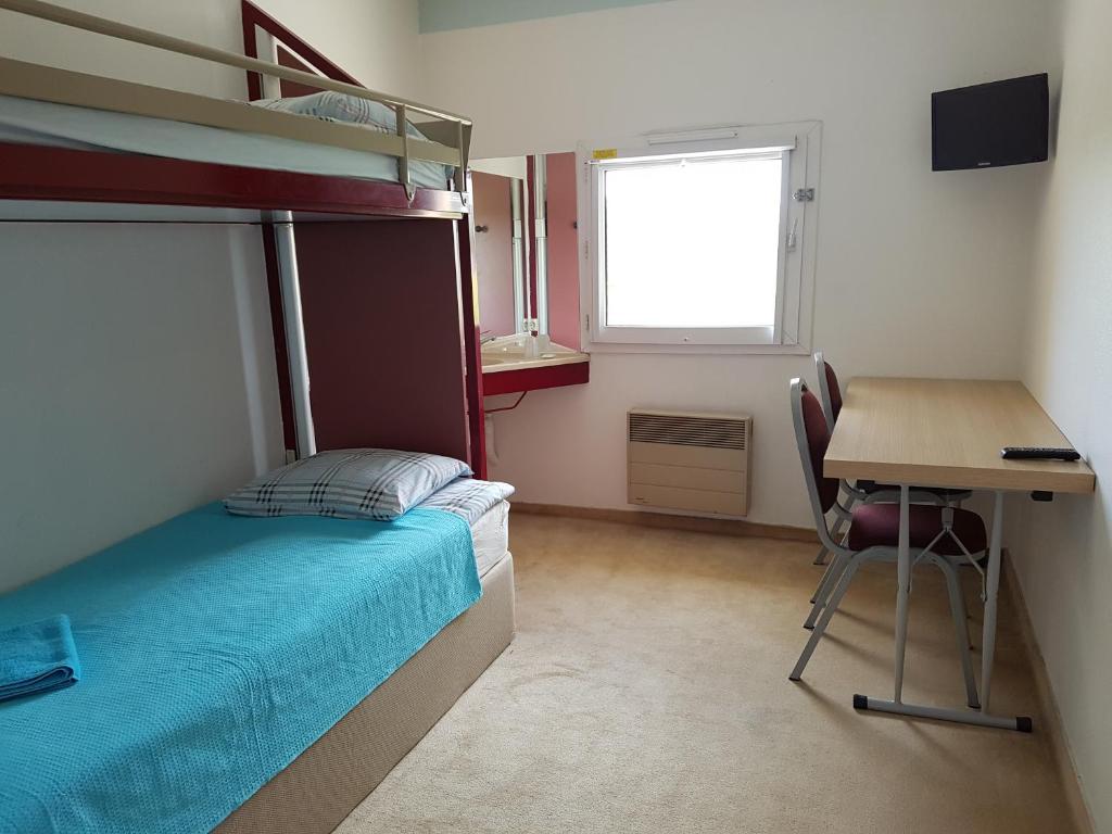 Postel nebo postele na pokoji v ubytování Hôtel Holiday Lyon Est