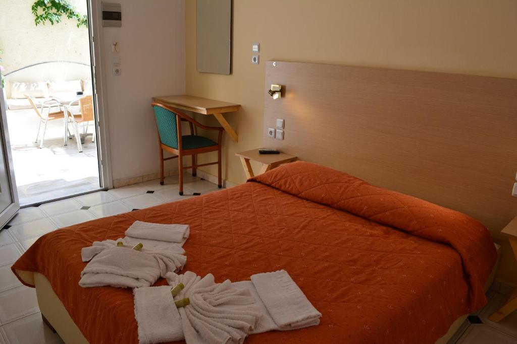 Tempat tidur dalam kamar di Anemomilos Villa