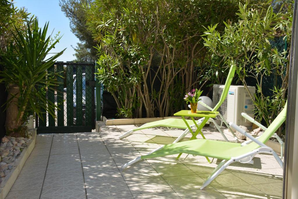 d'une terrasse avec 2 chaises, une table et un portail. dans l'établissement Bandol Brothers, à Bandol