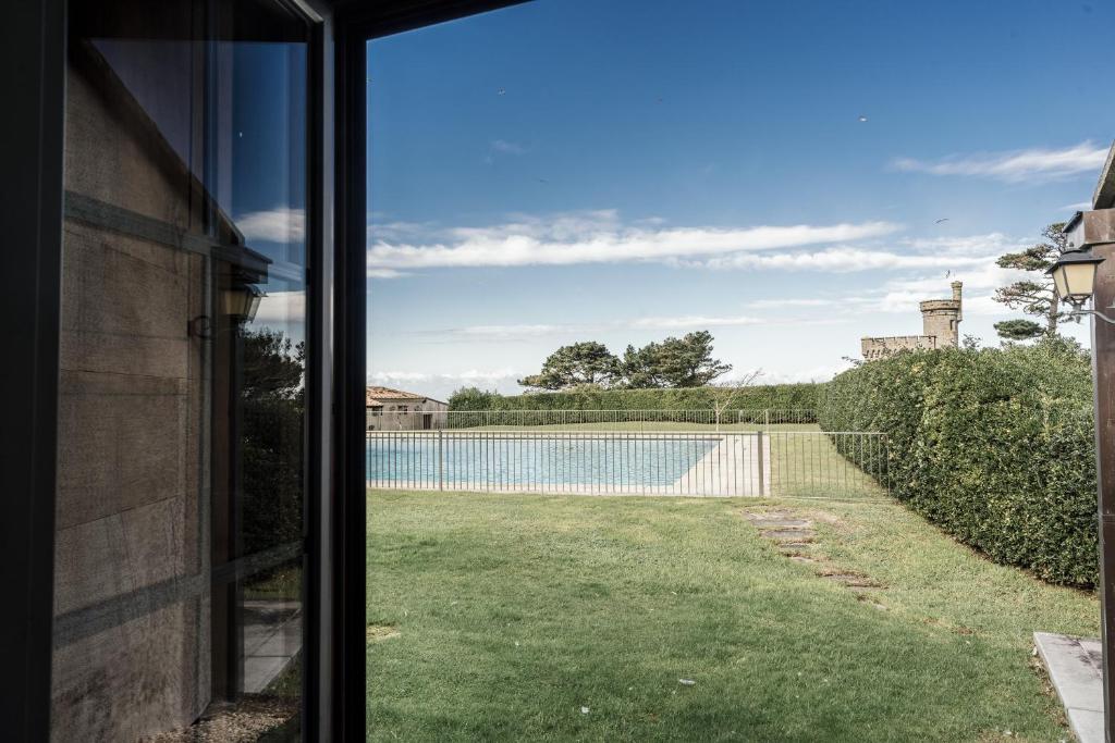 The swimming pool at or close to Parador de Baiona