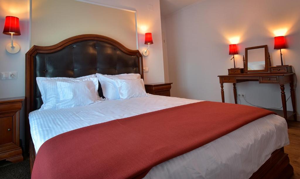 ブラショヴにあるApartment Stefanのベッドルーム1室(赤毛布付きの大型ベッド1台付)