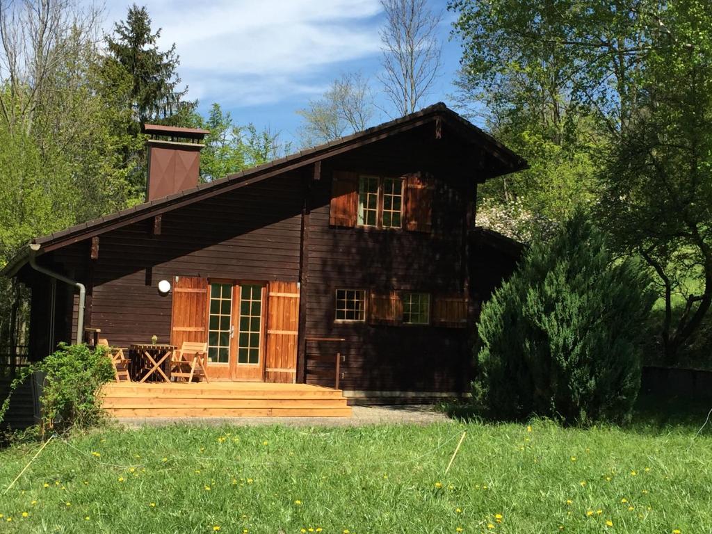 eine Blockhütte mit einer Veranda und einer Terrasse in der Unterkunft Ferienhaus Holzer Stressless in Traisen