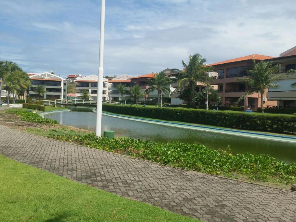 een waterlichaam voor sommige gebouwen bij Resort Aquaville Apartmento in Aquiraz