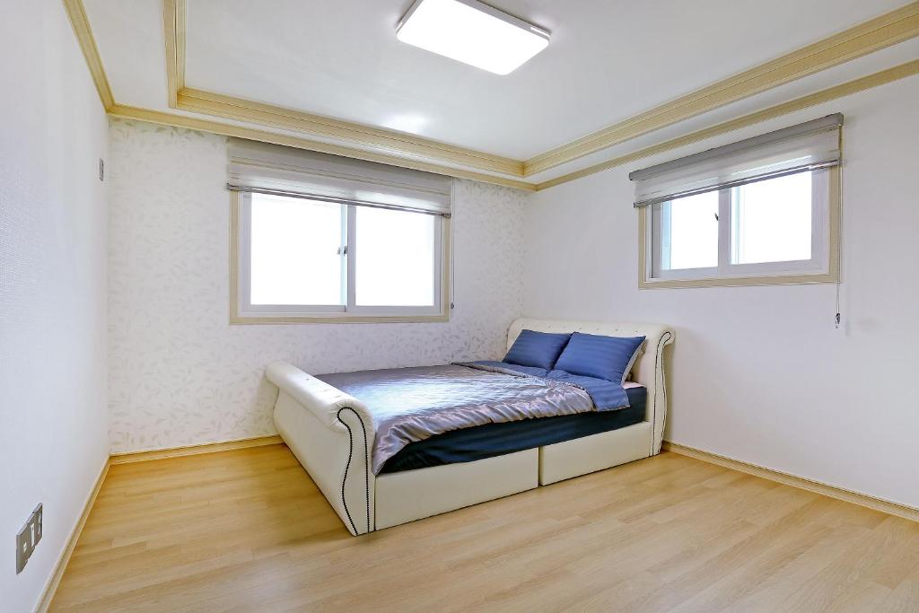 Postel nebo postele na pokoji v ubytování Geoje Blueberry Pension