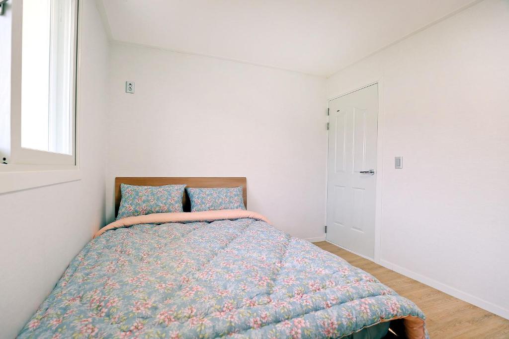 Postel nebo postele na pokoji v ubytování Geoje Blueberry Pension
