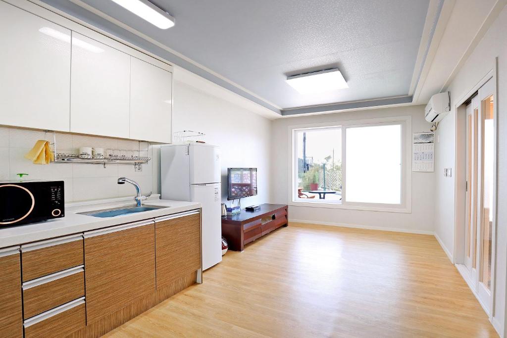 Kuchyň nebo kuchyňský kout v ubytování Geoje Blueberry Pension