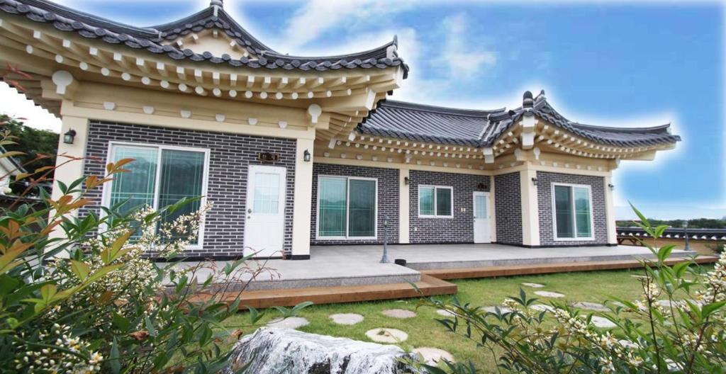Ein Haus im japanischen Stil in der Unterkunft Gyeongju Family Pension in Gyeongju