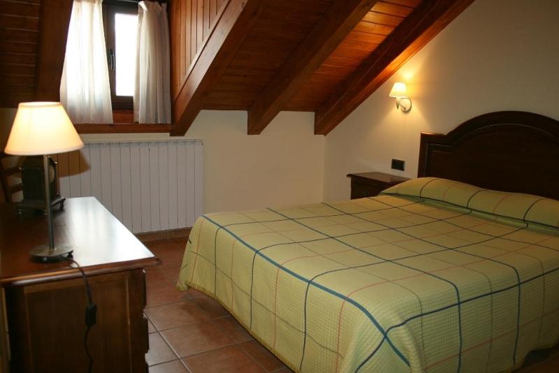 Posteľ alebo postele v izbe v ubytovaní Apartamentos Les Picardes