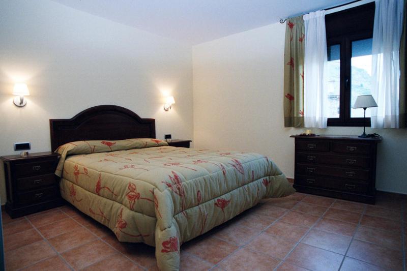 Posteľ alebo postele v izbe v ubytovaní Apartamentos Les Picardes