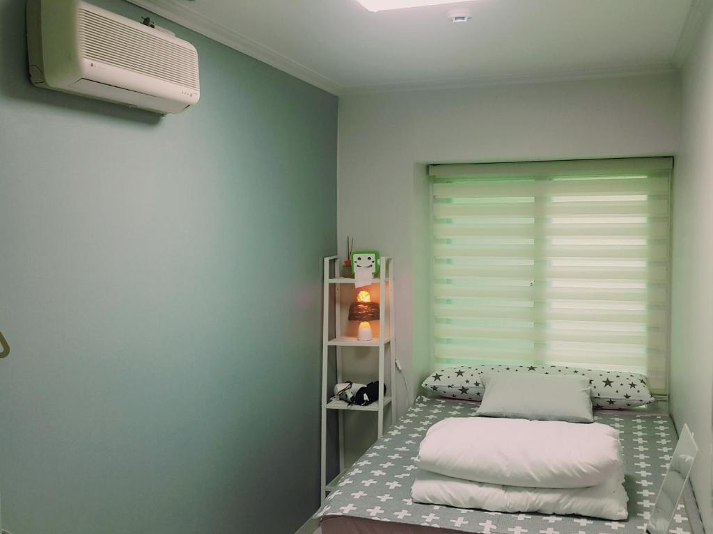 Postel nebo postele na pokoji v ubytování Cobe Guesthouse Dongdaemun