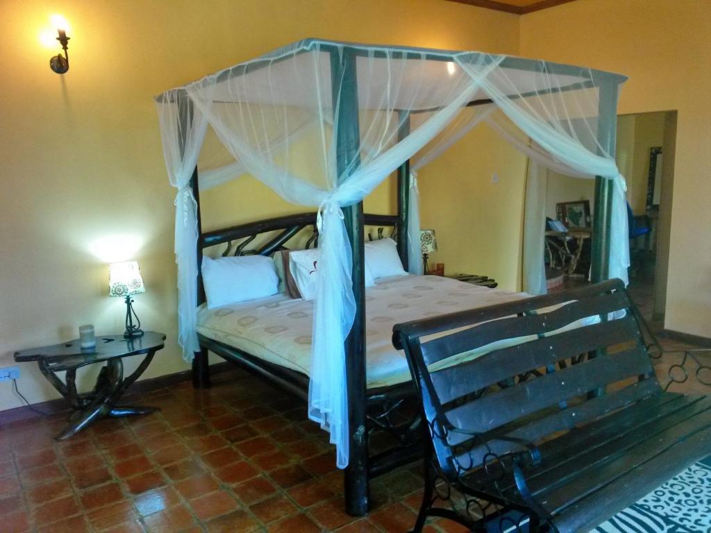 Postel nebo postele na pokoji v ubytování Mwanzo Lodge