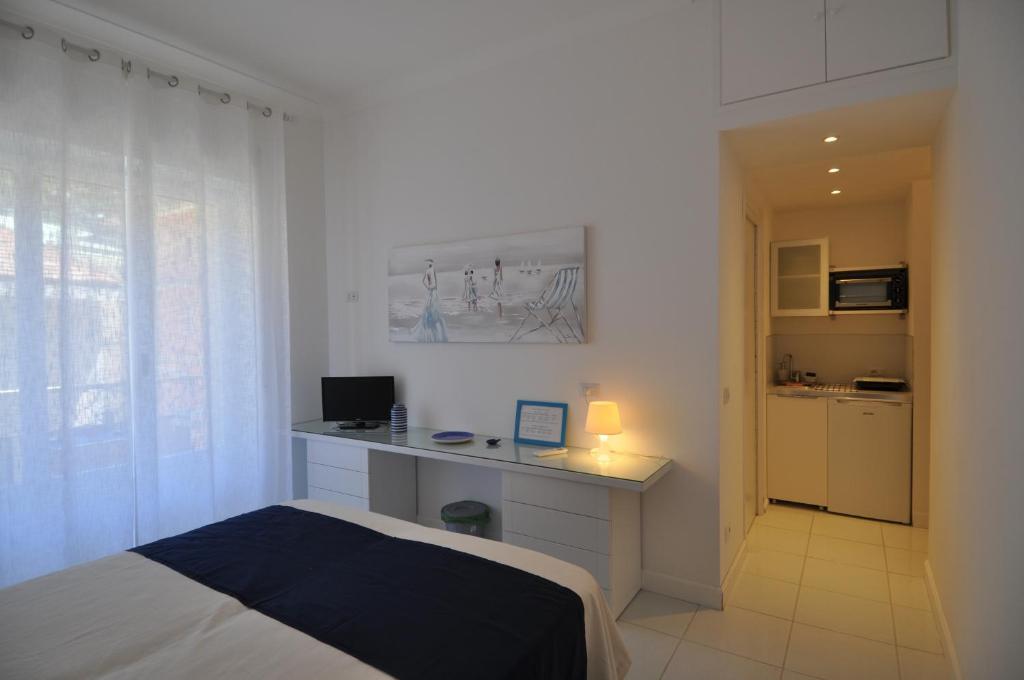 Un dormitorio con una cama y un escritorio con una computadora. en La Ginestra Amalfi Dreams, en Minori