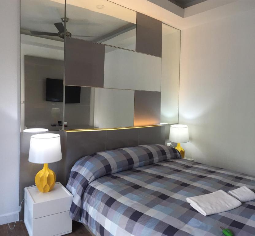 1 dormitorio con 1 cama con 2 lámparas y espejo en Majestic Residence pool villa Pattaya, en Pattaya South
