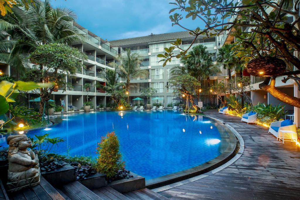 Bazén v ubytování Ramada Encore by Wyndham Bali Seminyak nebo v jeho okolí