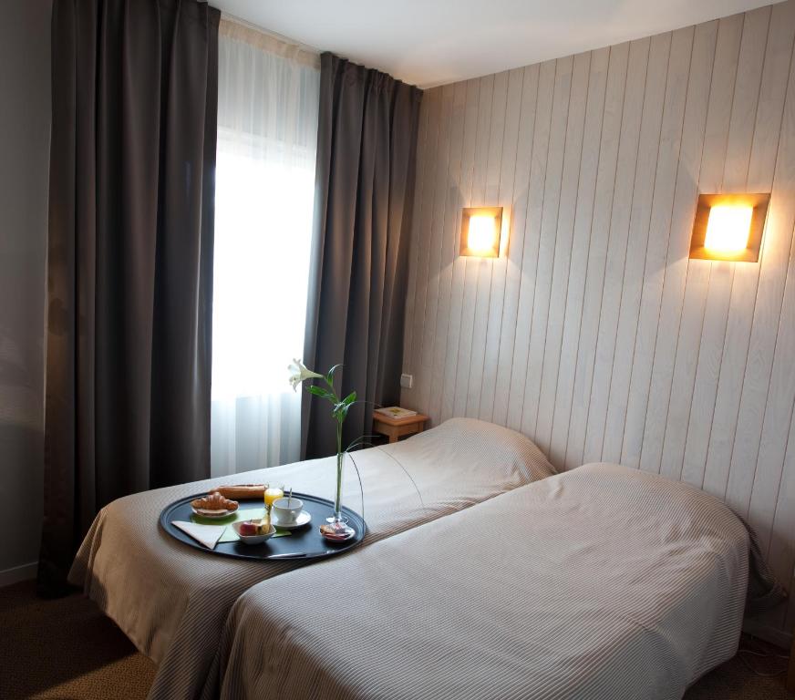 Postel nebo postele na pokoji v ubytování Logis Hôtel Le Relais