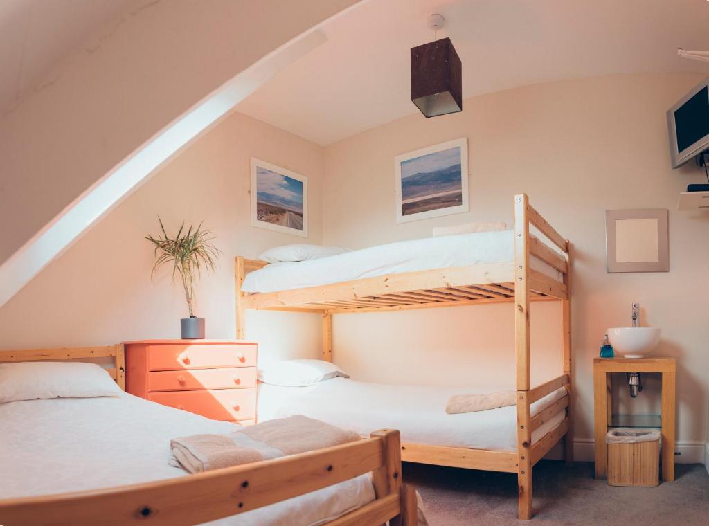 Двухъярусная кровать или двухъярусные кровати в номере Smarties Surf Lodge