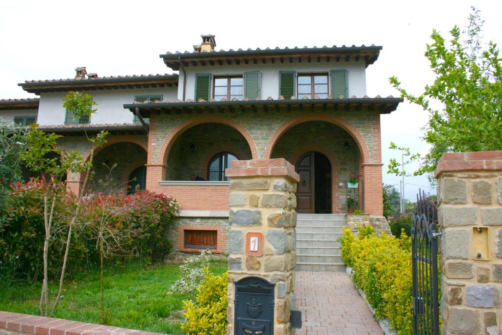 a house with a gate in front of it at Casa Rolu in Ciggiano