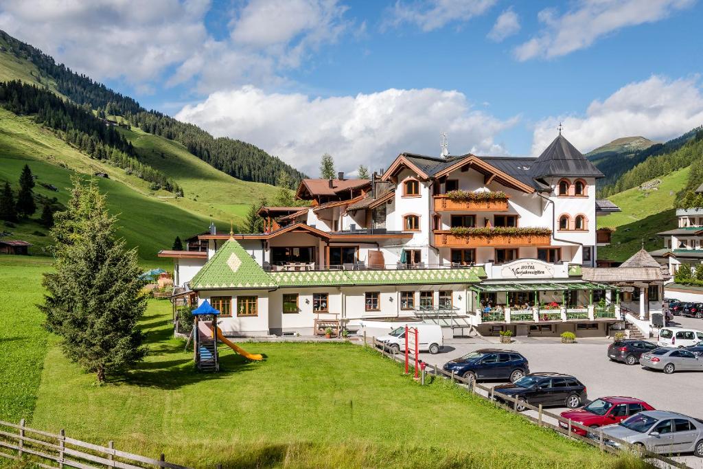 Nespecifikovaný výhled na hory nebo výhled na hory při pohledu z hotelu