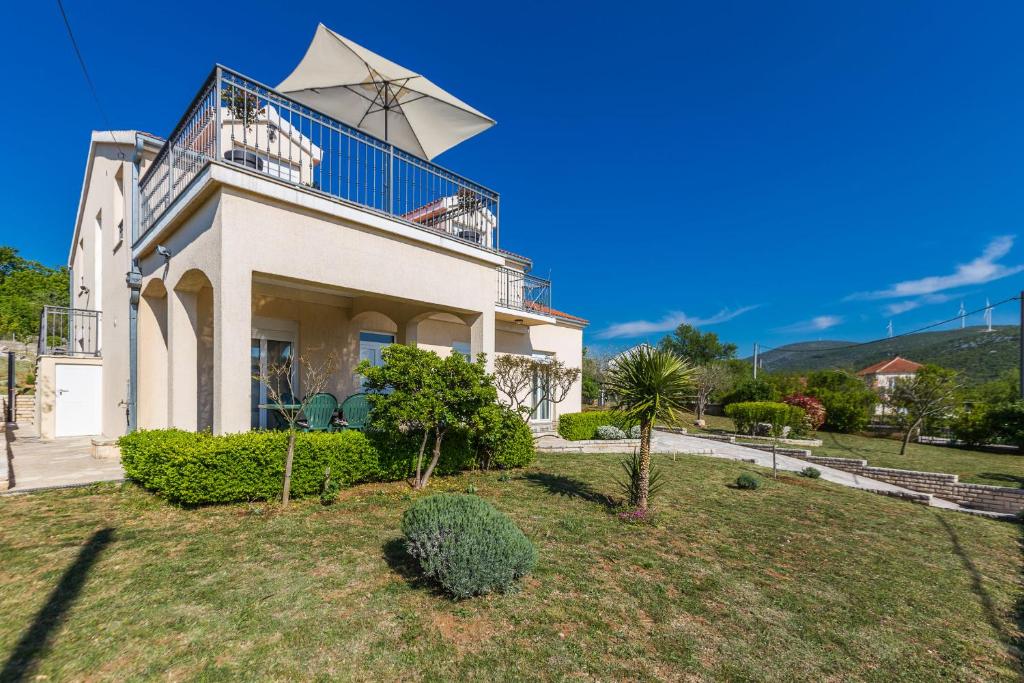 Nespecifikovaný výhled na hory nebo výhled na hory při pohledu z apartmánu