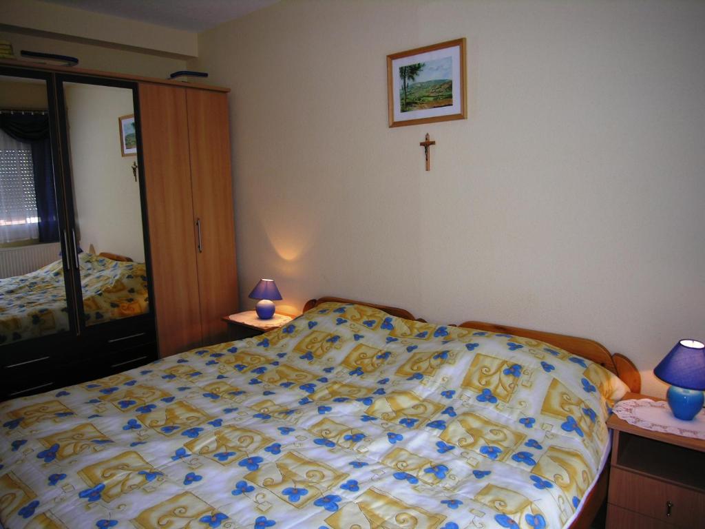 A bed or beds in a room at Christian Apartman