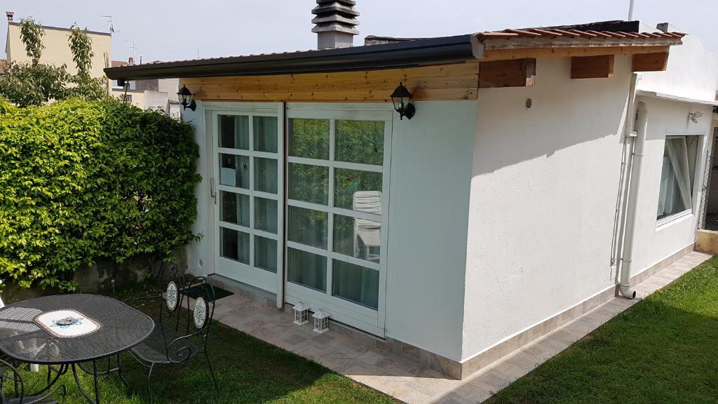 ein weißes Haus mit einem Tisch und einer Terrasse in der Unterkunft Ca' del Mate in San Giovanni Lupatoto