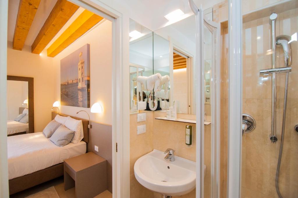 Koupelna v ubytování Leone Hotel