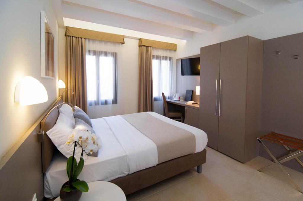 Postel nebo postele na pokoji v ubytování Leone Hotel