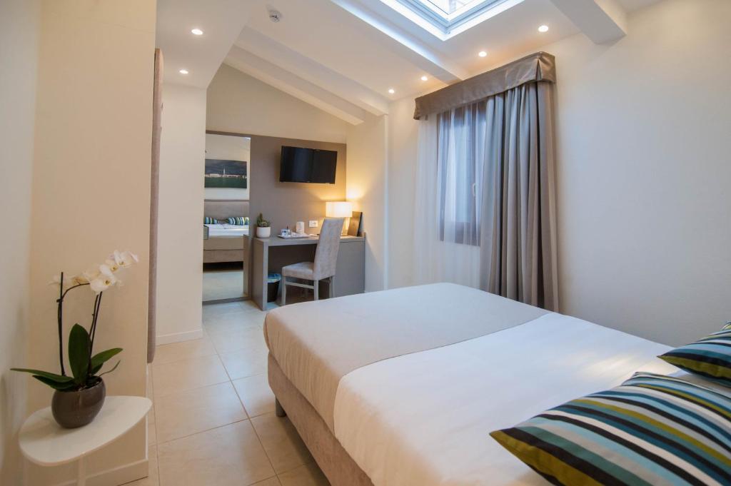 Postel nebo postele na pokoji v ubytování Leone Hotel