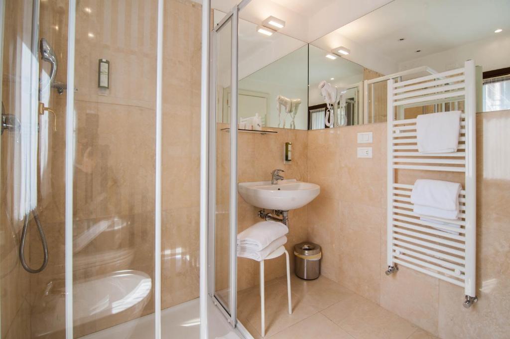 Koupelna v ubytování Leone Hotel