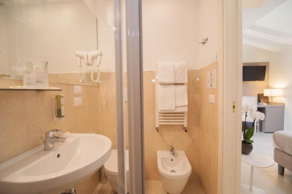 Koupelna v ubytování Leone Hotel