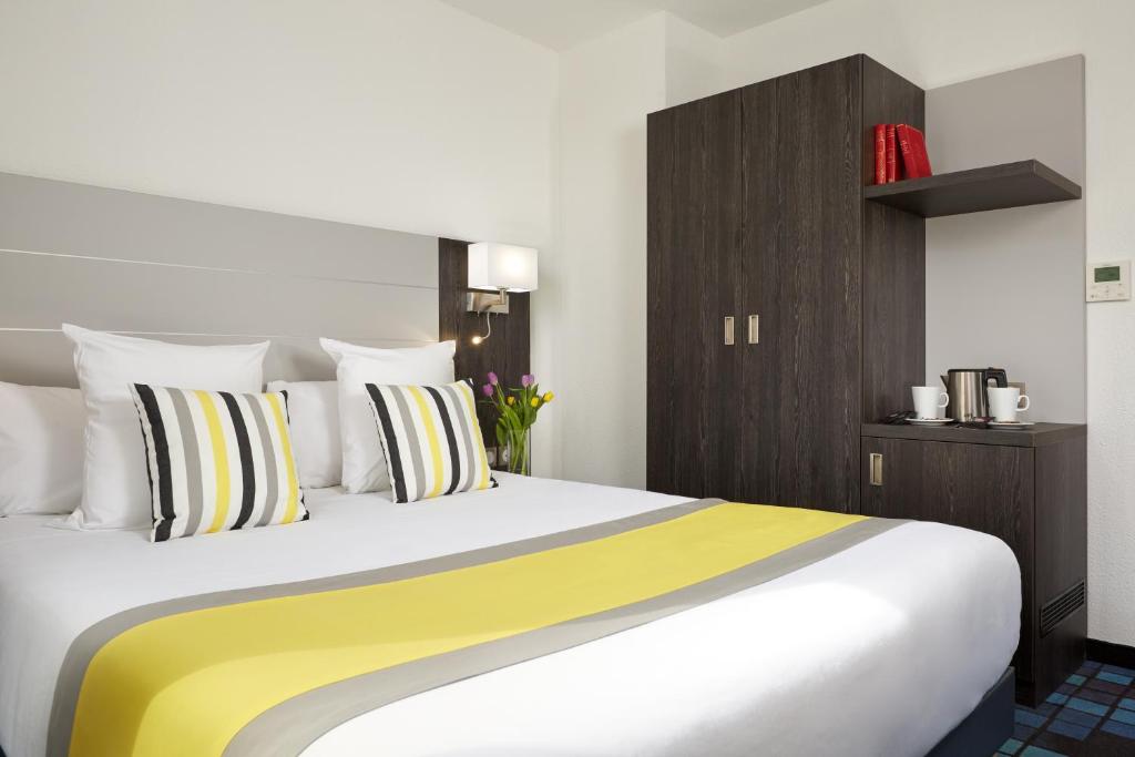 Postel nebo postele na pokoji v ubytování Hôtel Astrid