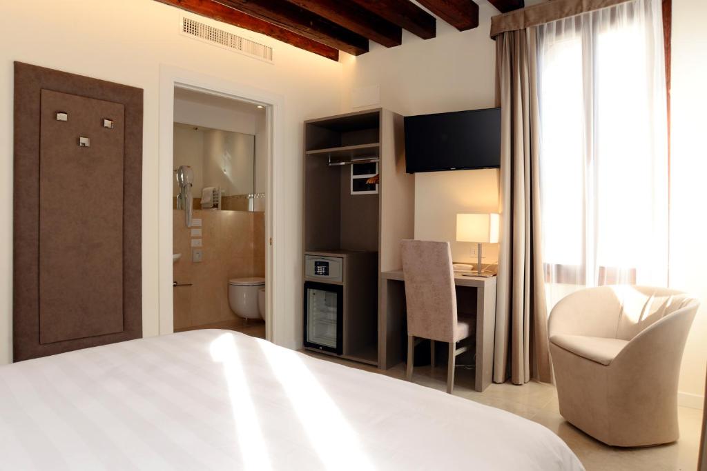 Postel nebo postele na pokoji v ubytování Leone Hotel