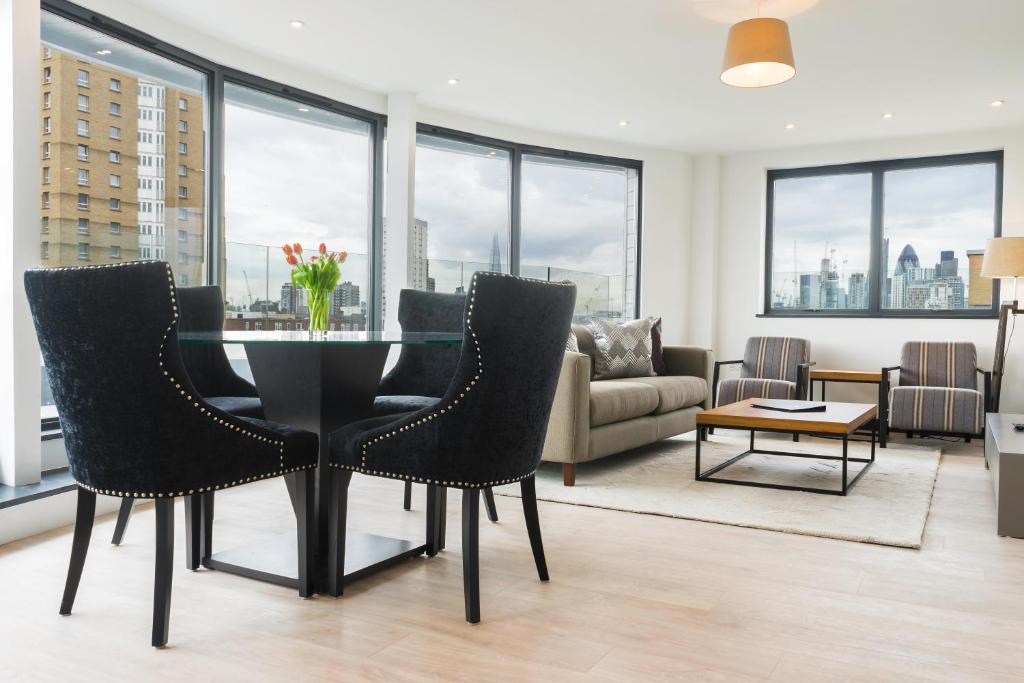 ロンドンにあるシティ アルドゲイト アパートメンツのリビングルーム(テーブル、椅子、ソファ付)
