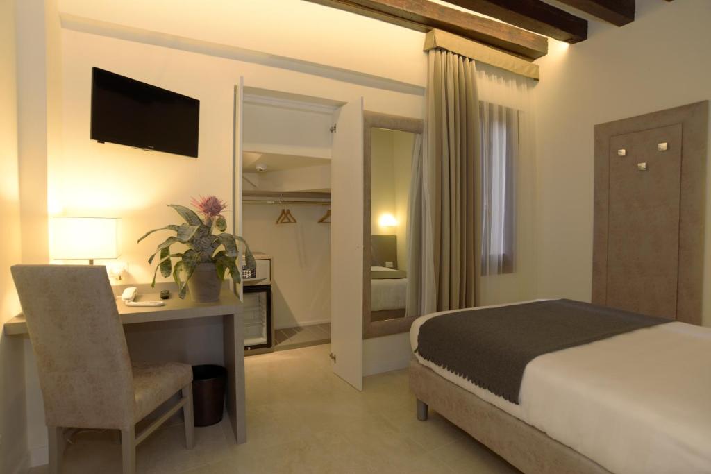 Postel nebo postele na pokoji v ubytování Leone Hotel