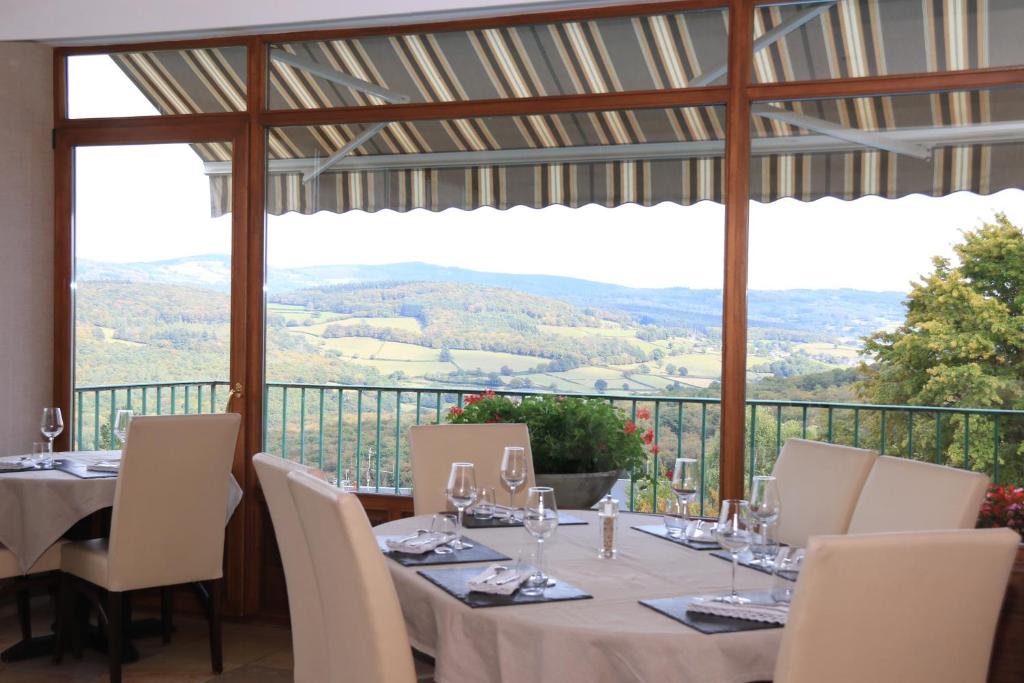 Nespecifikovaný výhled na hory nebo výhled na hory při pohledu z hotelu