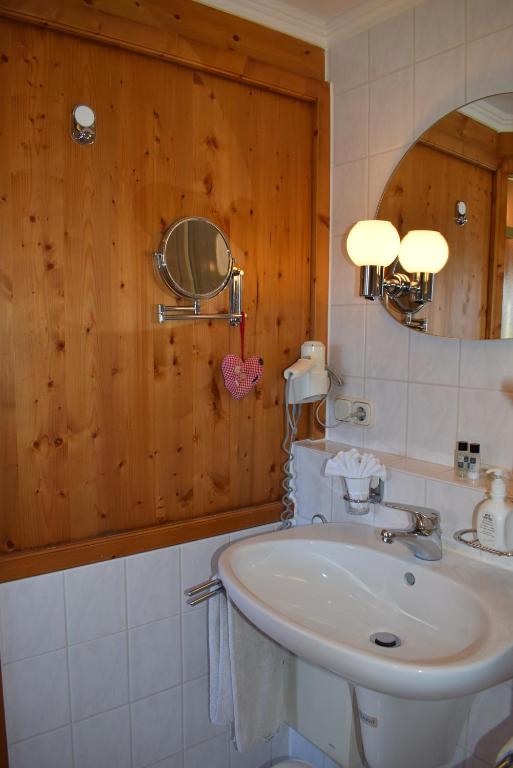 Koupelna v ubytování Sonnenbichl Hotel am Rotfischbach